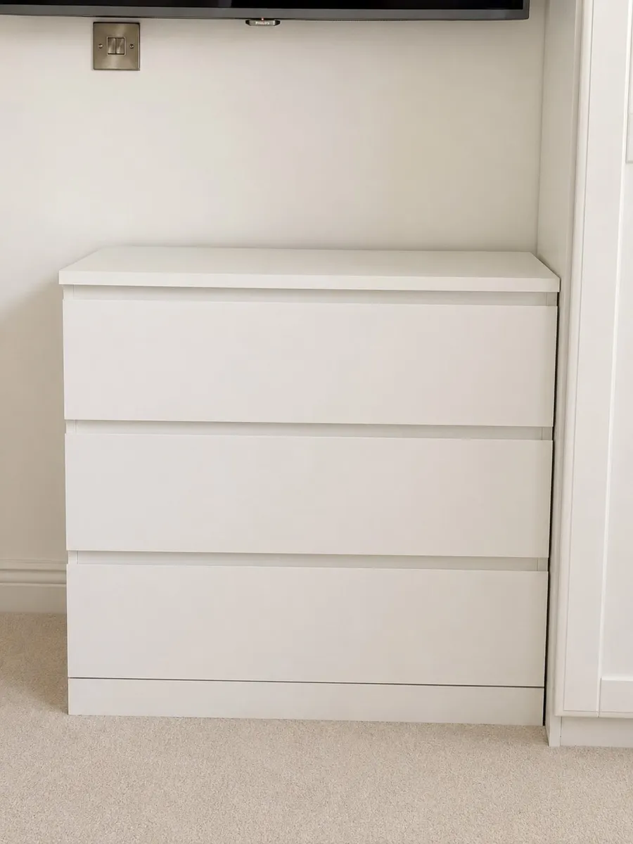 Chest of drawers