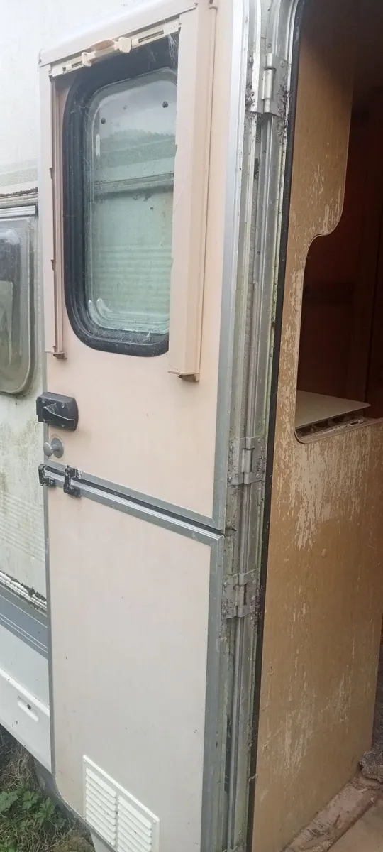 4 berth Caravan for breaking or repairs - Image 1