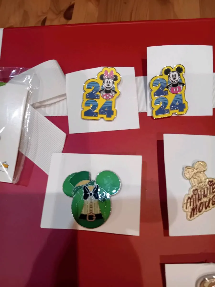 Assorted Disney pins - Image 4