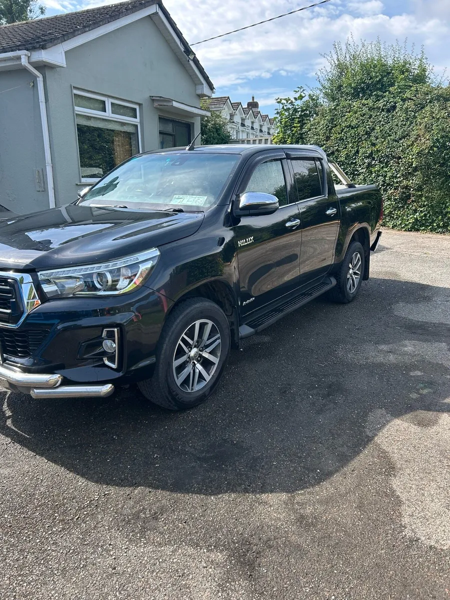 Toyota hilux Black edition chrome pack - Image 2