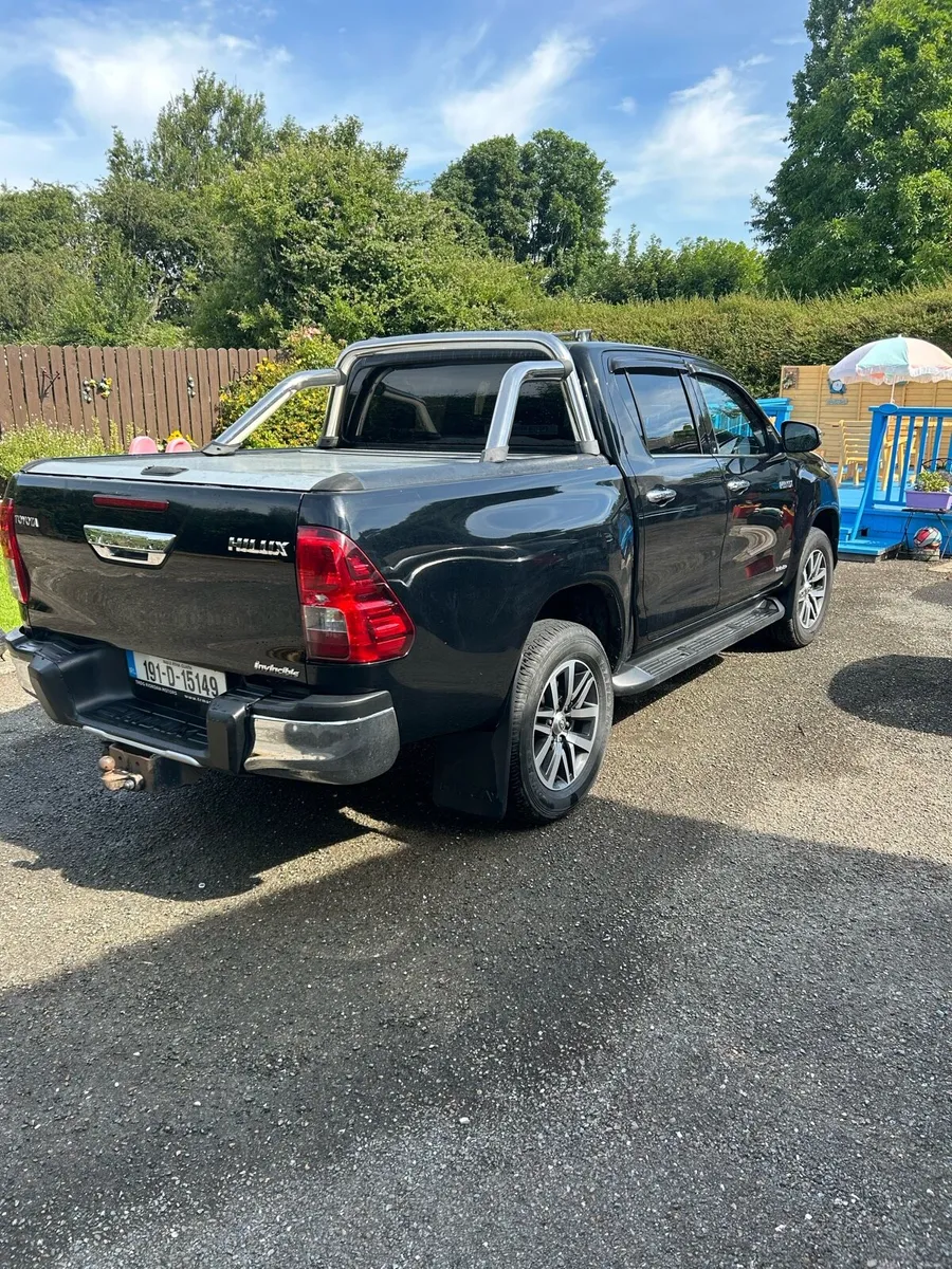 Toyota hilux Black edition chrome pack - Image 3