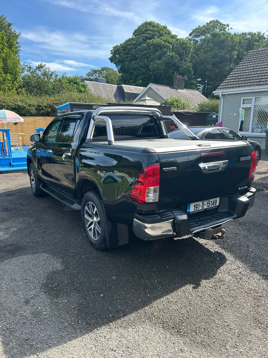 Toyota hilux Black edition chrome pack - Image 4