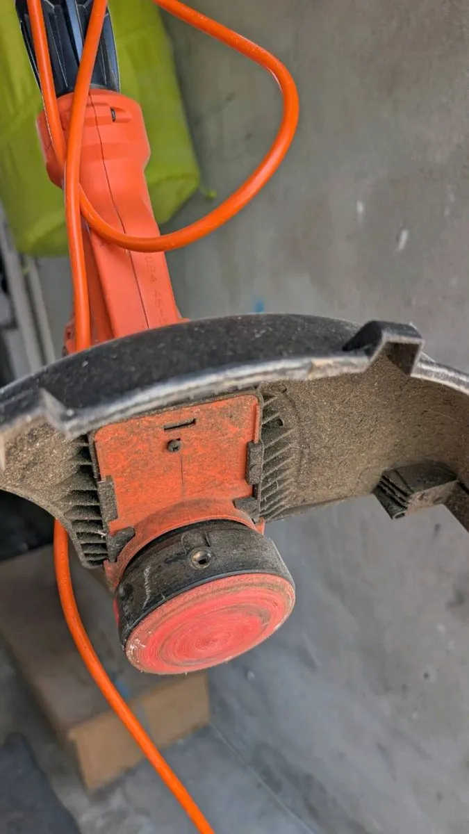 Black+Decker 550W Electric Strimmer / Edger – 30cm - Image 2