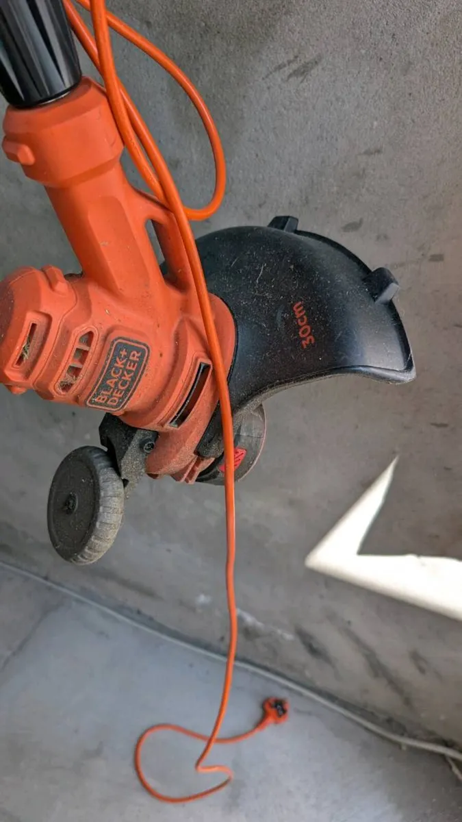 Black+Decker 550W Electric Strimmer / Edger – 30cm - Image 3
