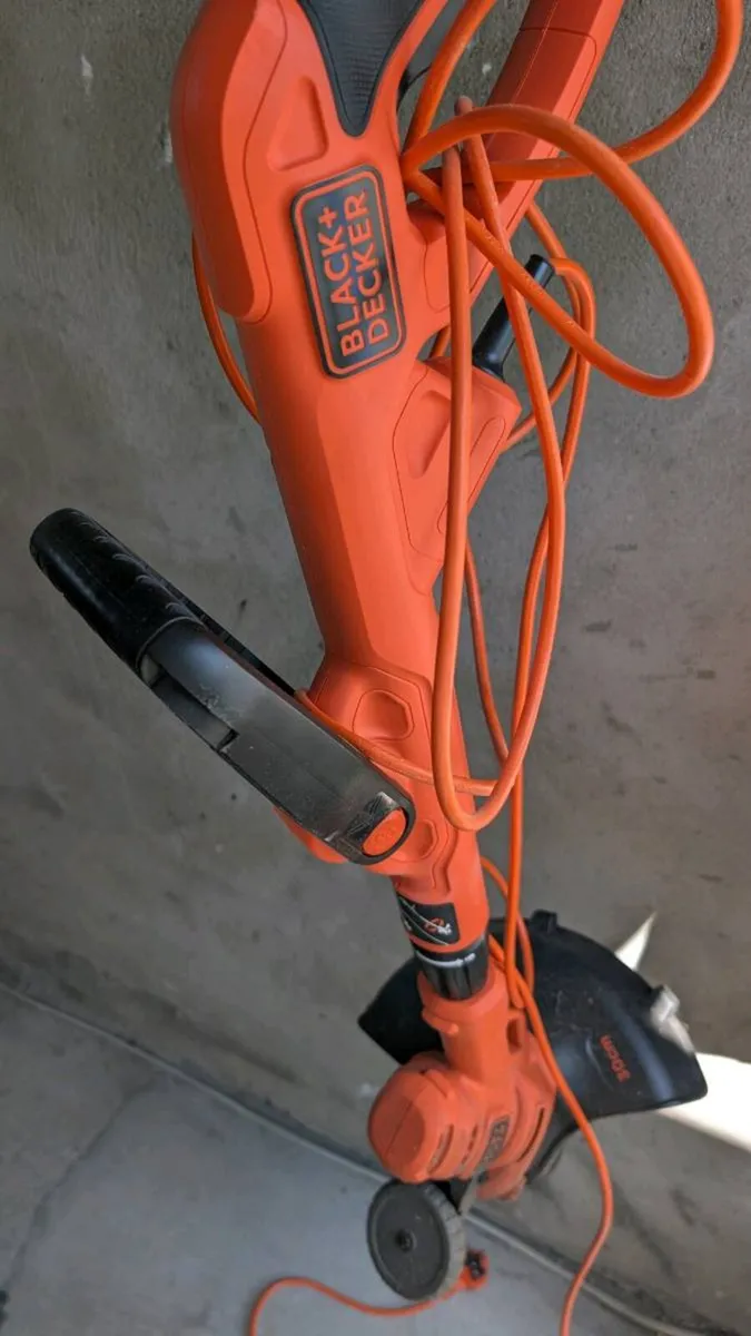 Black+Decker 550W Electric Strimmer / Edger – 30cm - Image 4