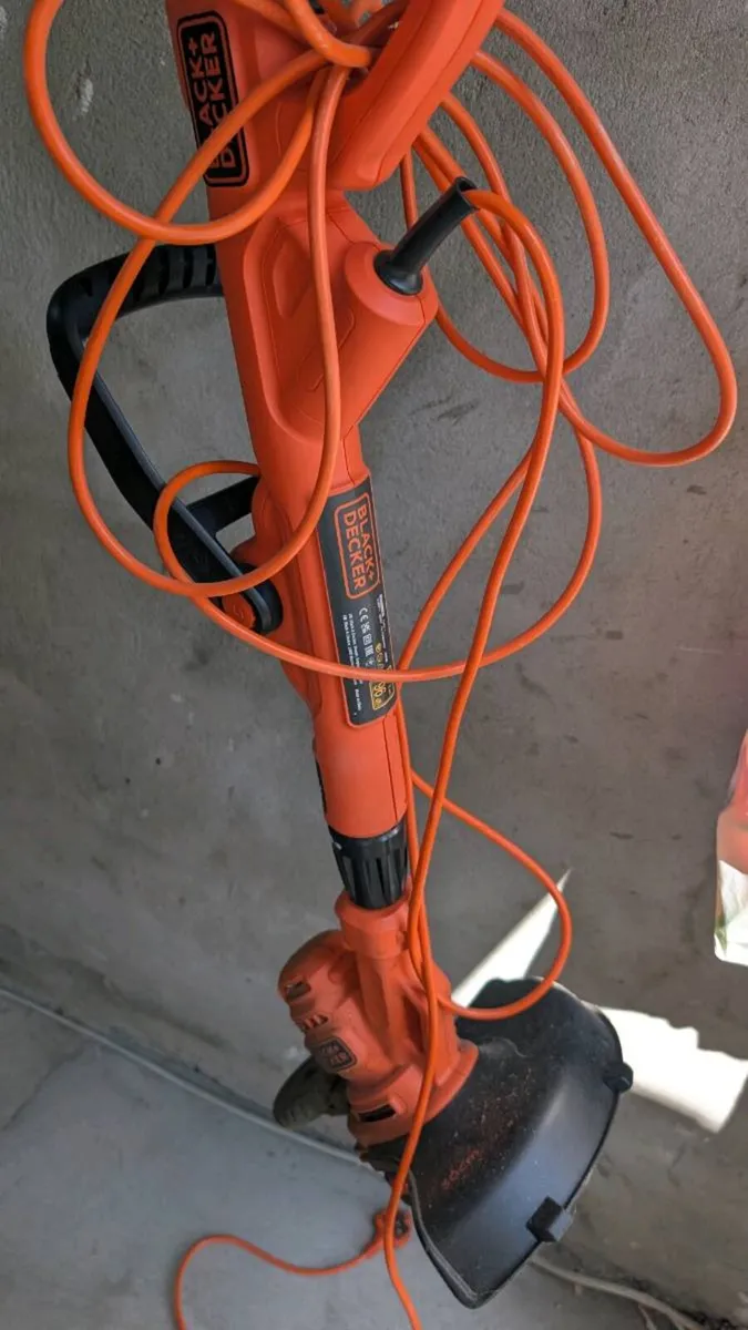 Black+Decker 550W Electric Strimmer / Edger – 30cm - Image 1