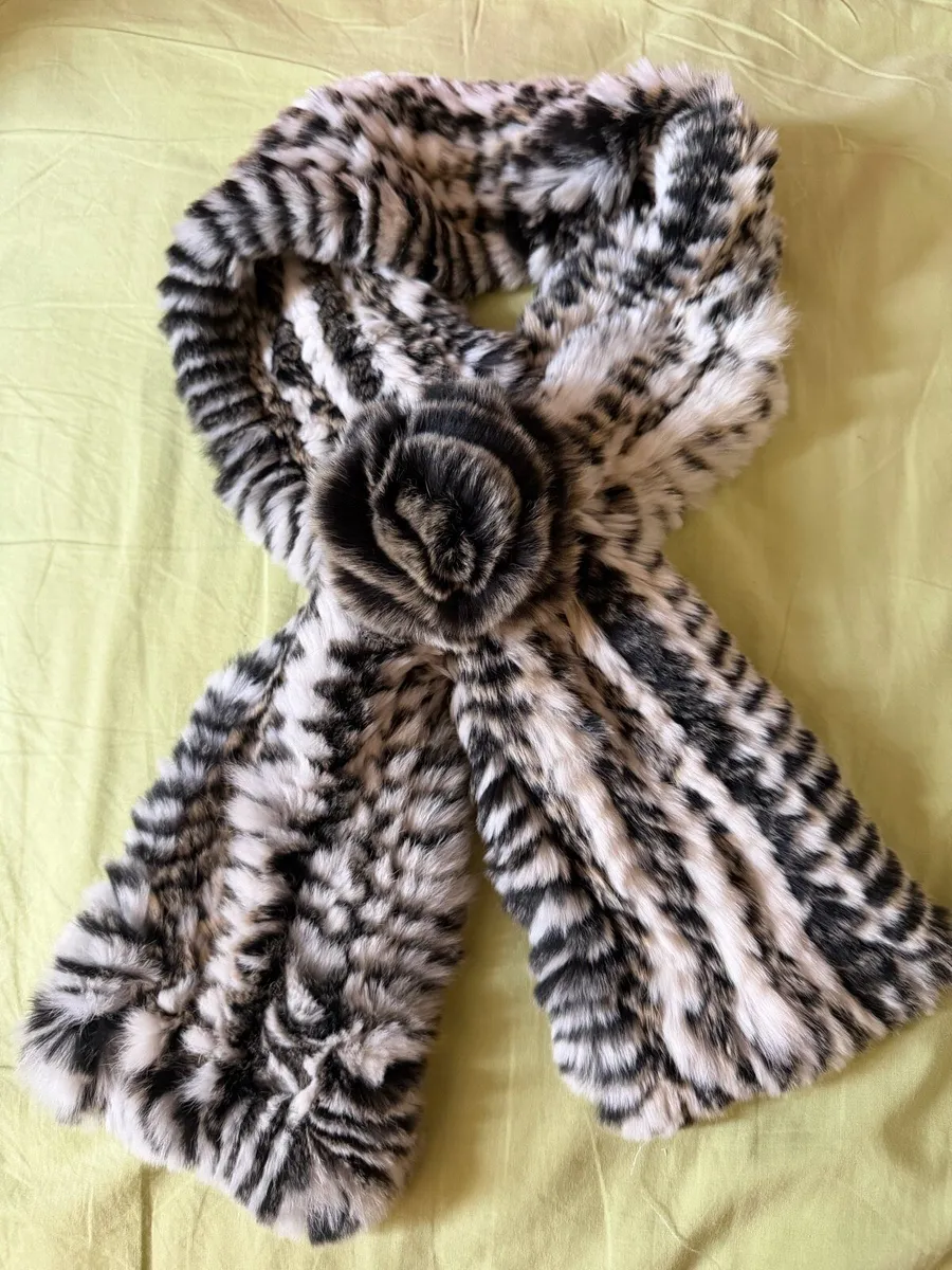 Rex rabbit scarf - Image 1