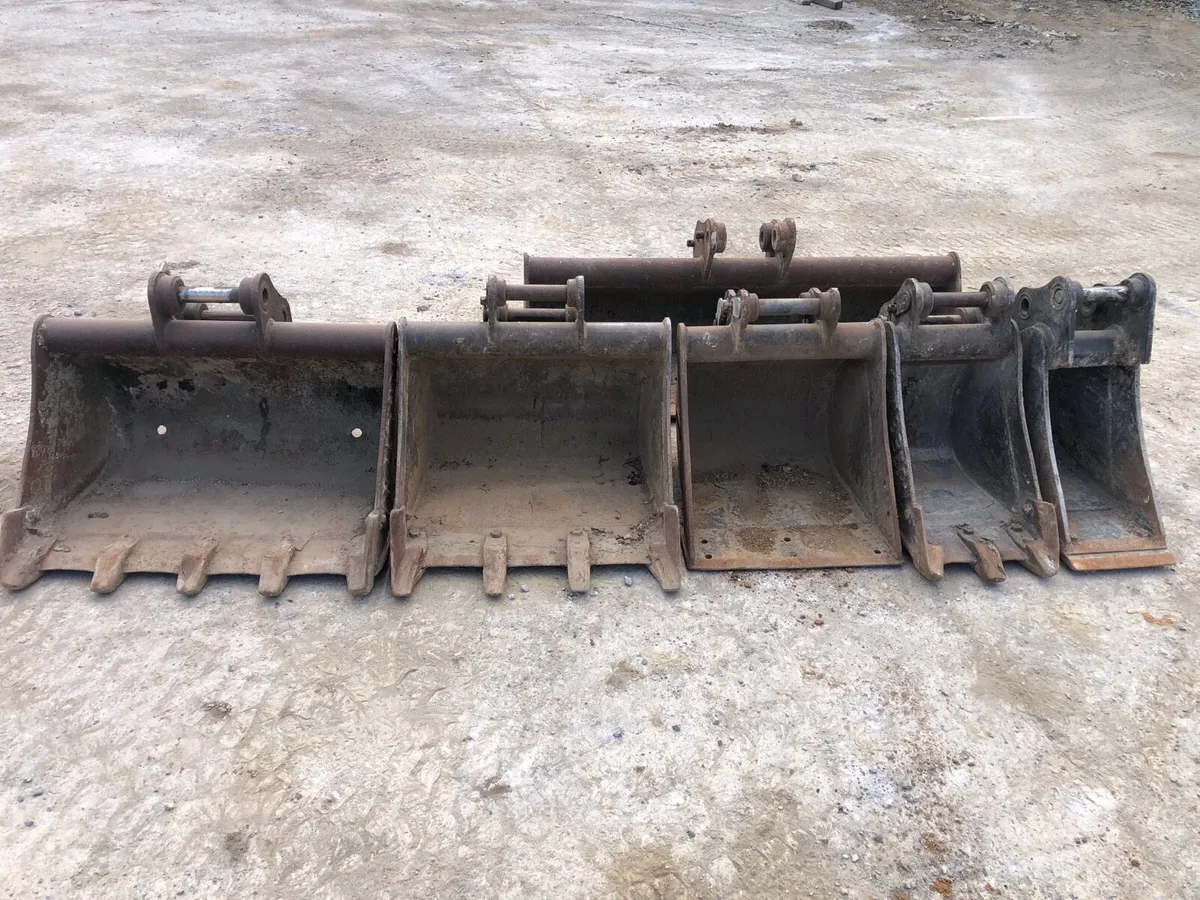 Mini digger buckets 35mm pins - Image 1