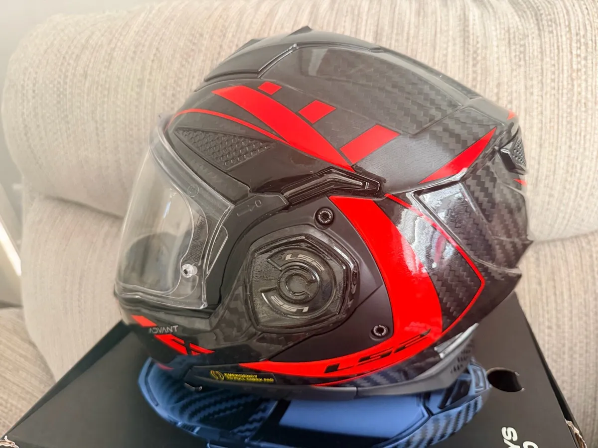 LS2 Advant X Carbon motorbike helmet - Image 2