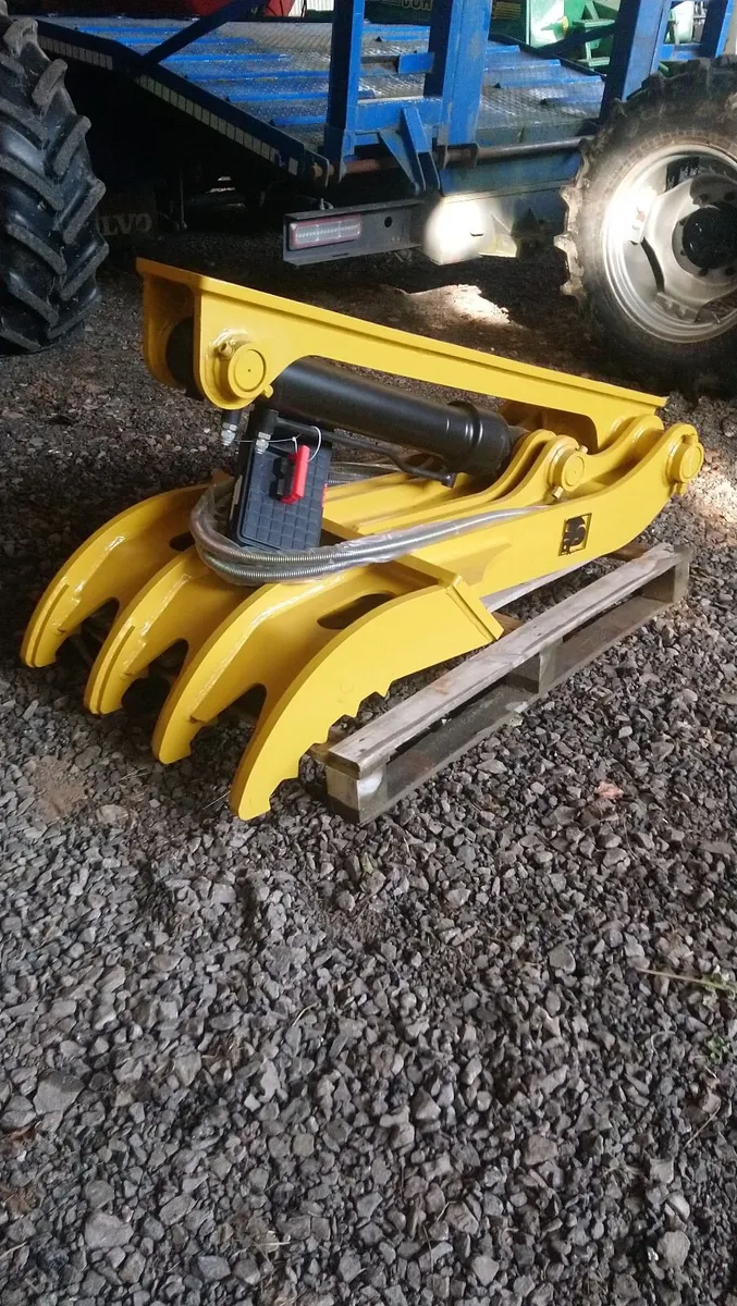 20 TON DIGGER ELEPHANT THUMB - Image 1