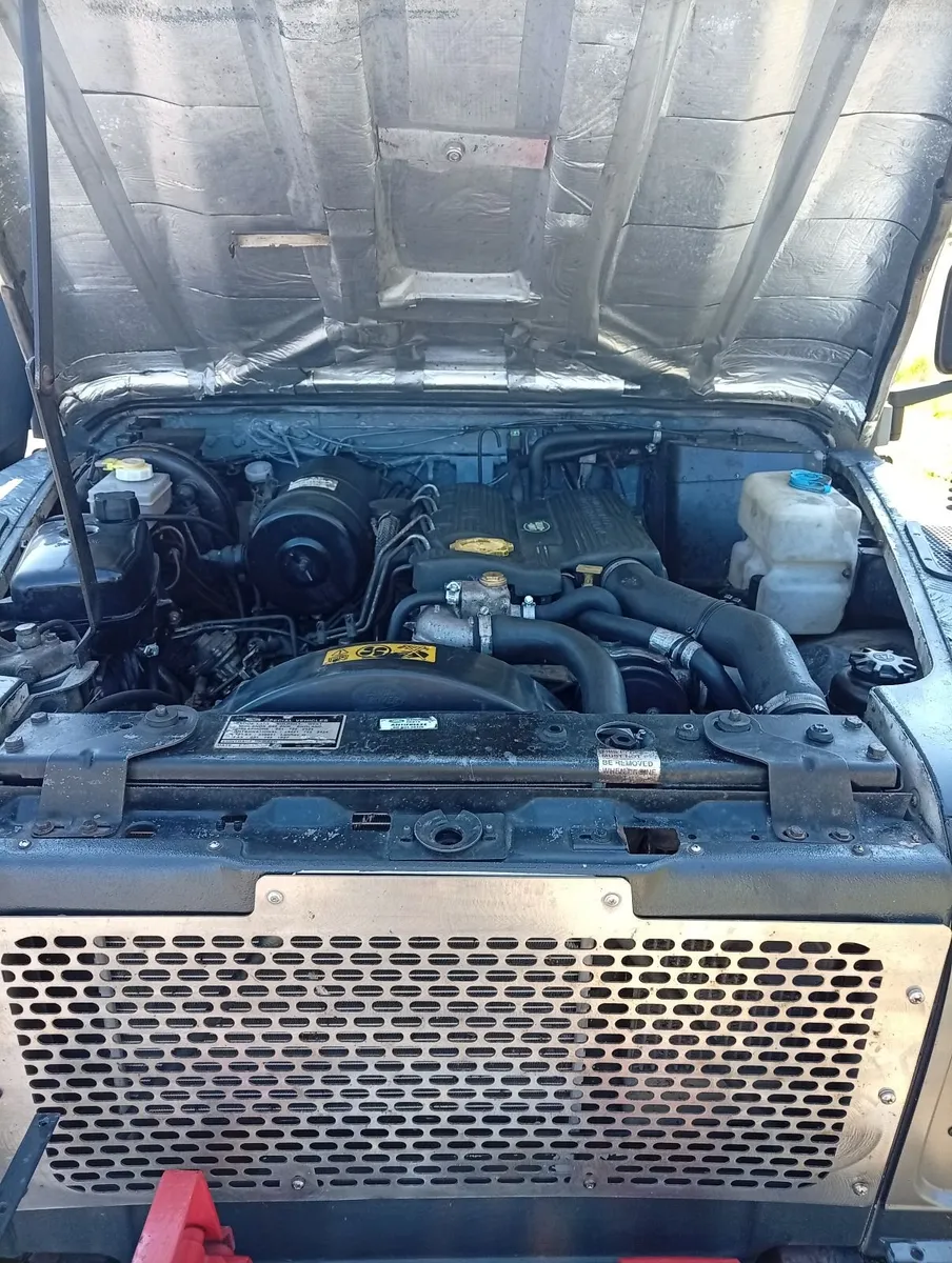 Land Rover Defender 1995 - Image 2