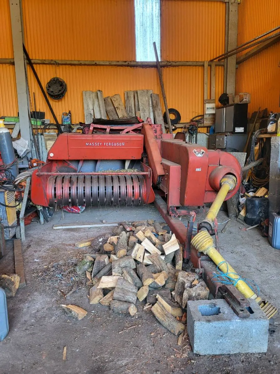 2 square balers - Image 1