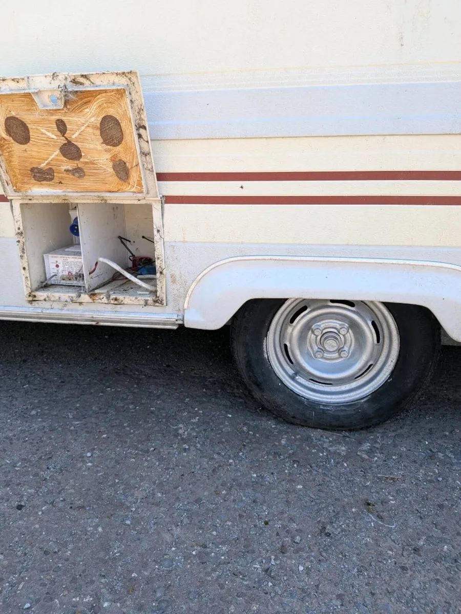 Caravan 4 berth, project needs work - Image 4