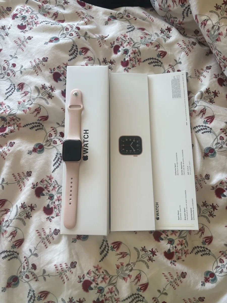 Apple Watch SE in gold pink strap - Image 1