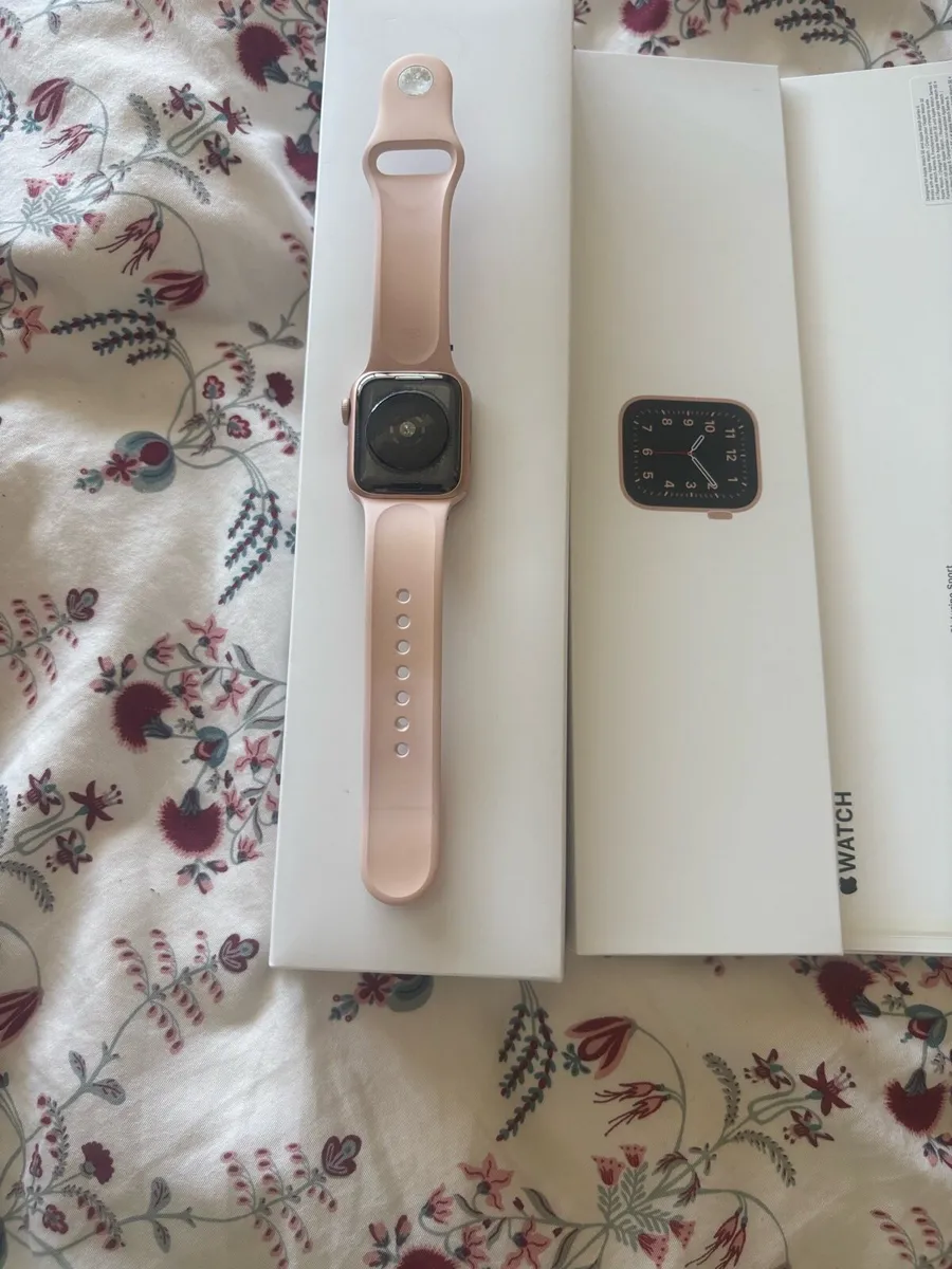 Apple Watch SE in gold pink strap - Image 2