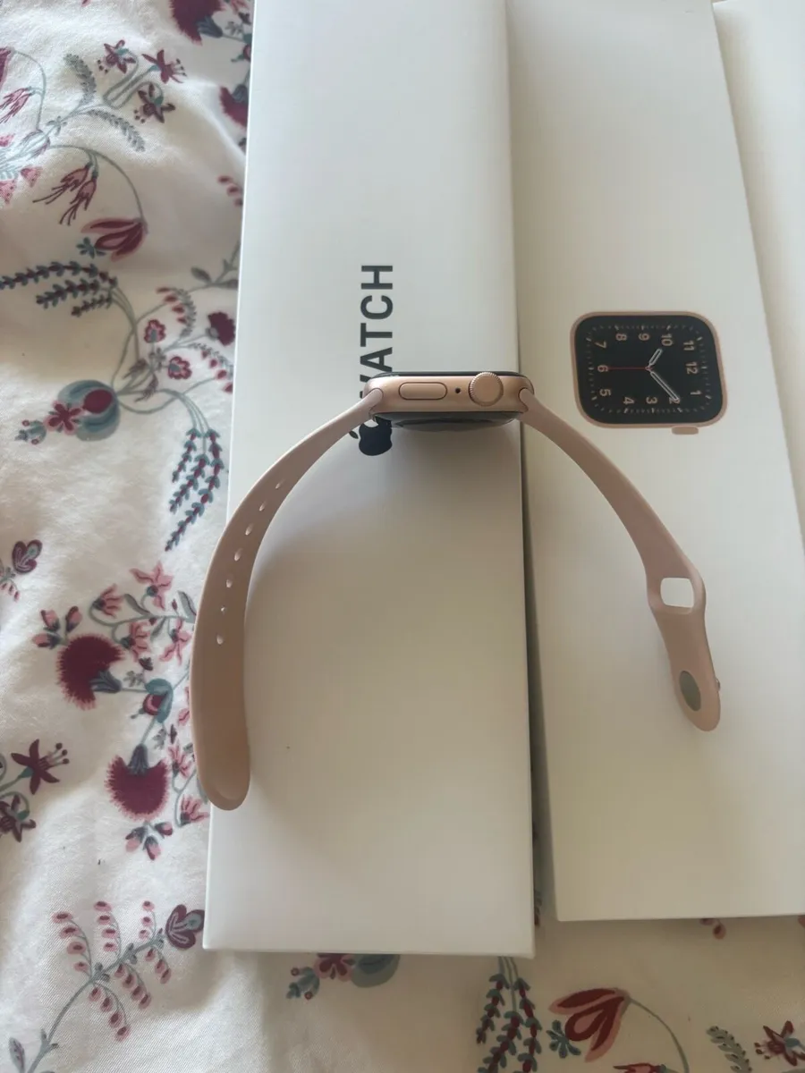 Apple Watch SE in gold pink strap - Image 3