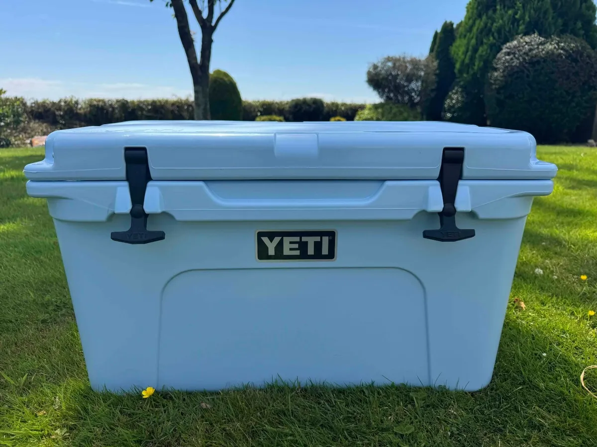 YETI Tundra 45 Cool Box with Accessories - Image 1
