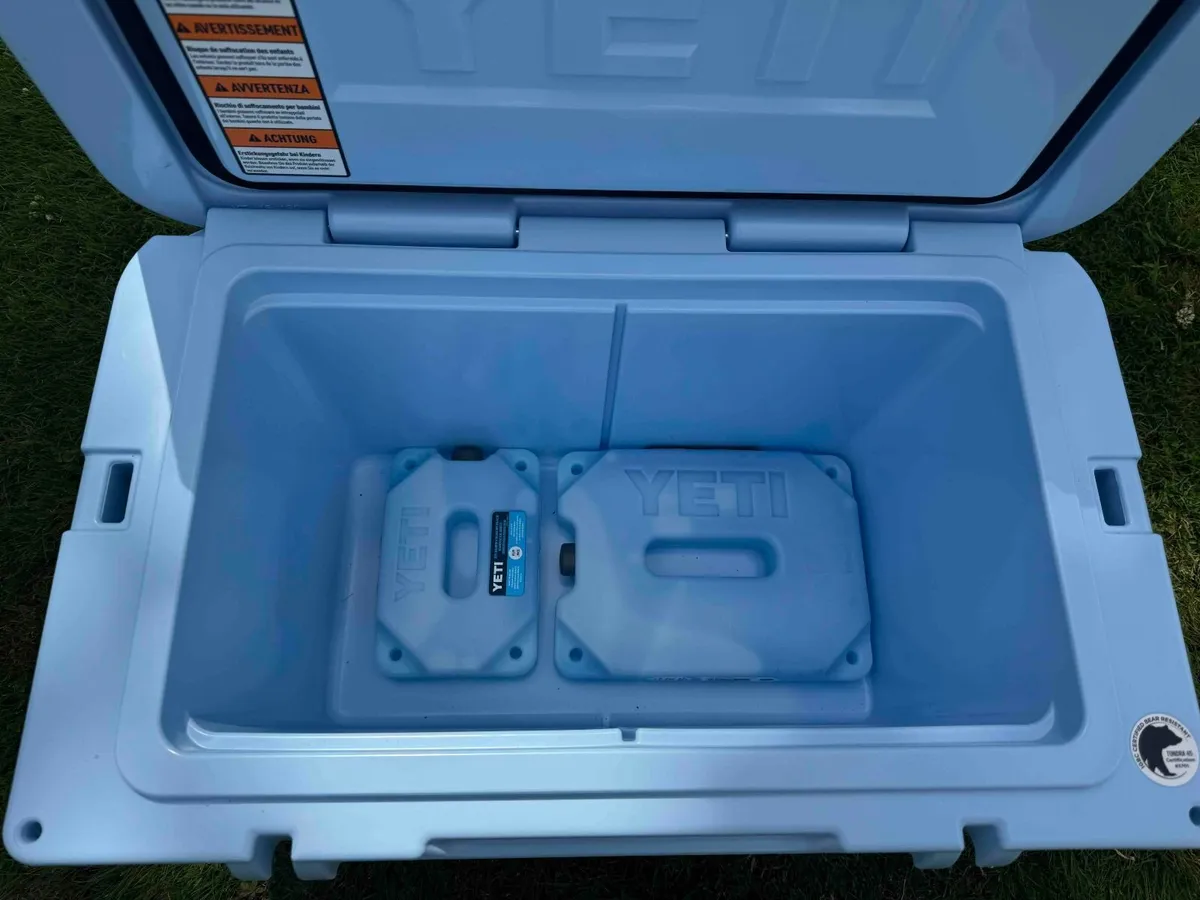 YETI Tundra 45 Cool Box with Accessories - Image 2