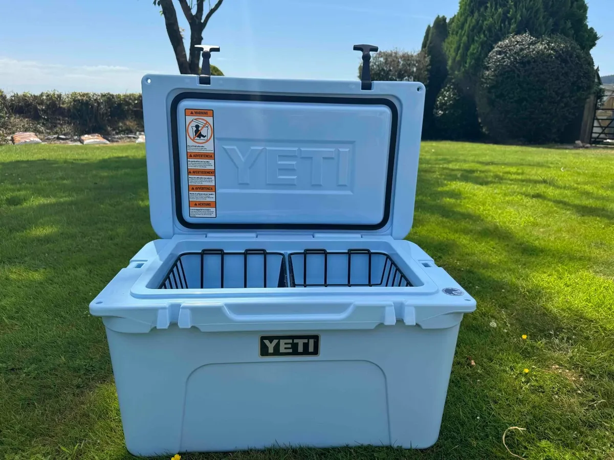 YETI Tundra 45 Cool Box with Accessories - Image 3