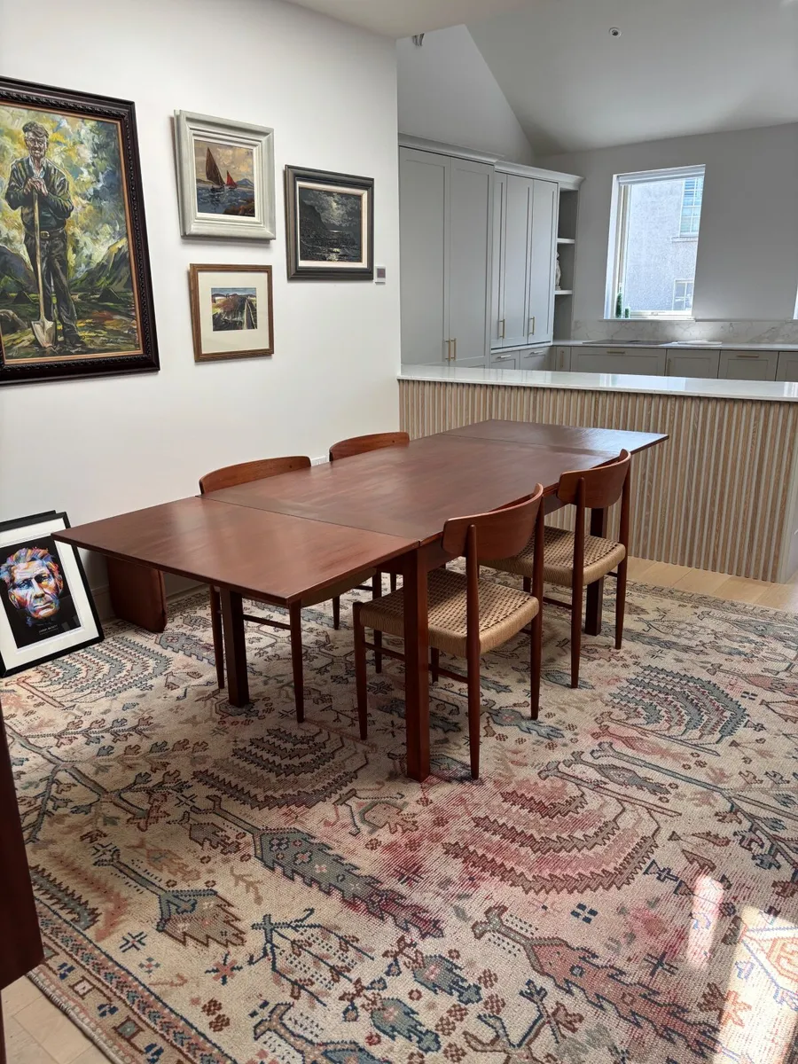 Table & Chairs - Image 4