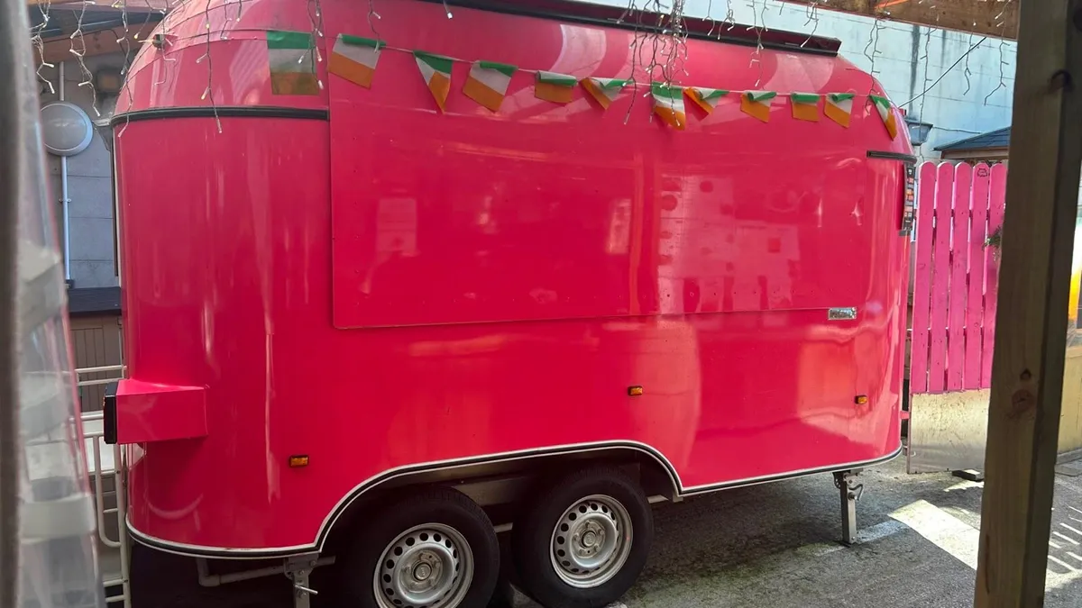 Food trailer (pink colour) - Image 1