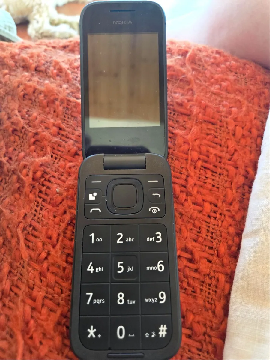 Nokia 2660 Flip Phone - Image 3