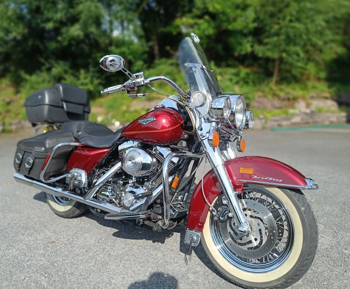 Beautiful HARLEY DAVIDSON ROAD KING CLASSIC - Image 2