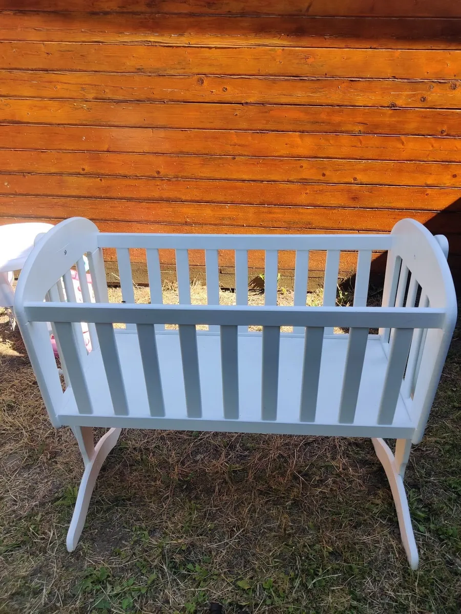Rocking cot Free to take away and small high chair - Image 1