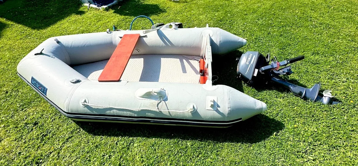 Inflatable boat with 2,5 Yamaha engine - Image 1