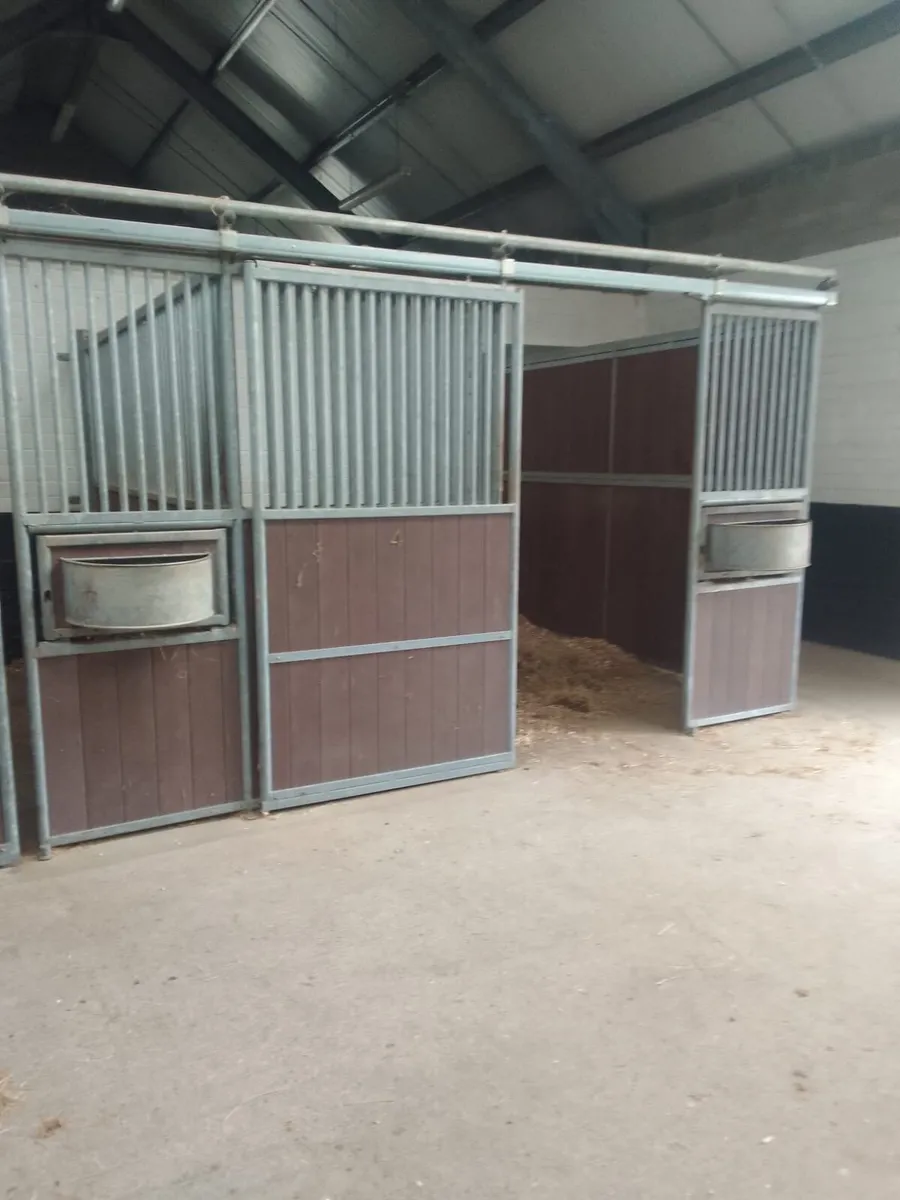 Stable fronts and partitions - Image 1