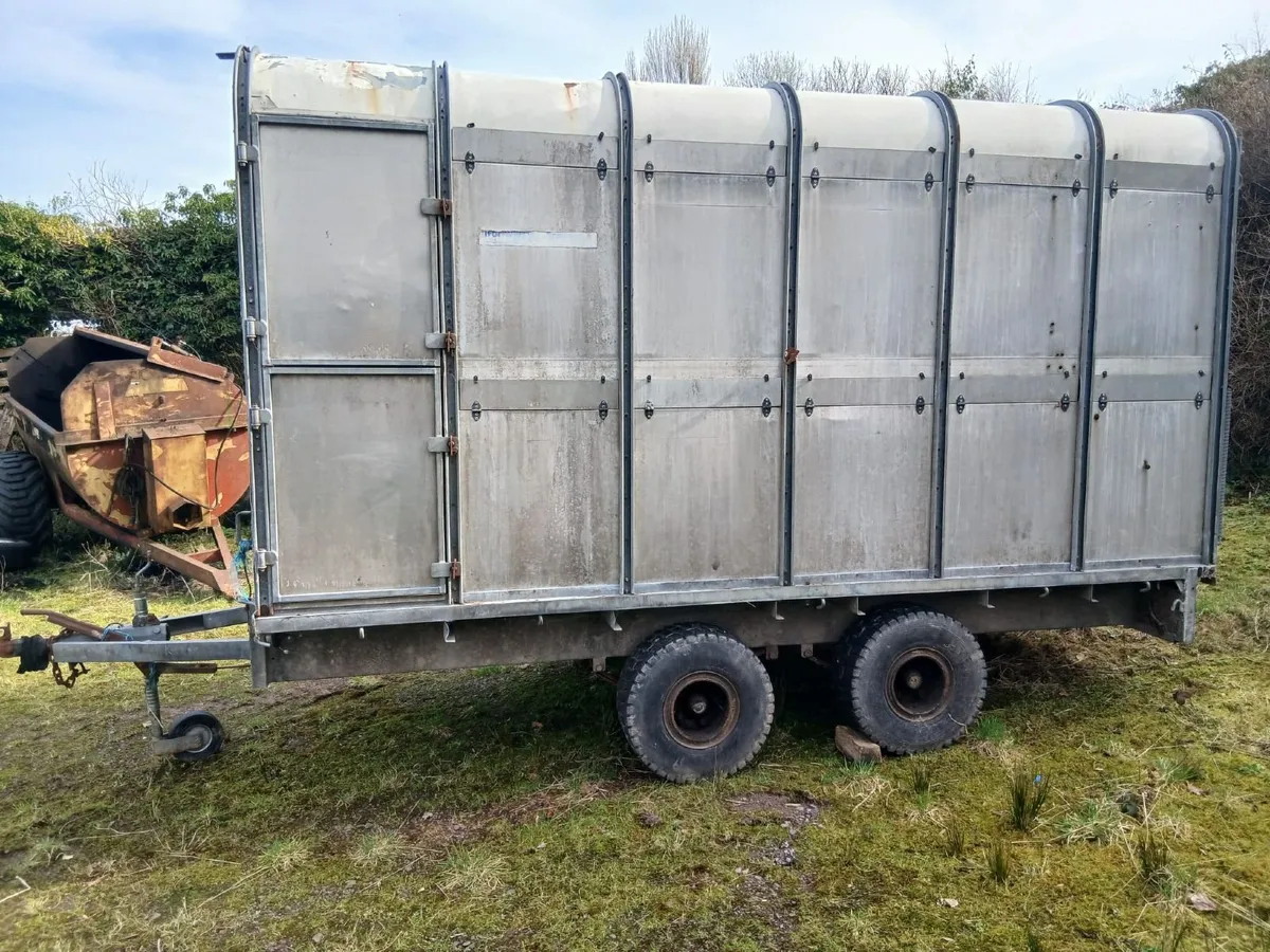 Ifor William Cow Box - Image 2