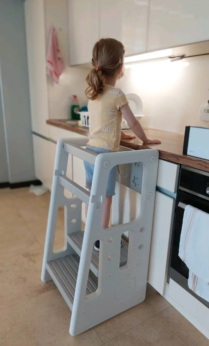 TODLER STANDING TOWER / STABLE KITCHEN STOOL - Image 1