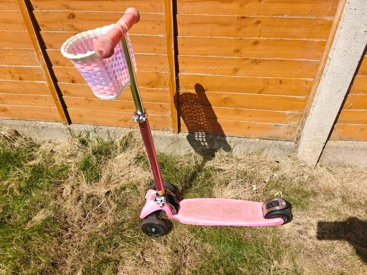 Girls scooter - Image 1