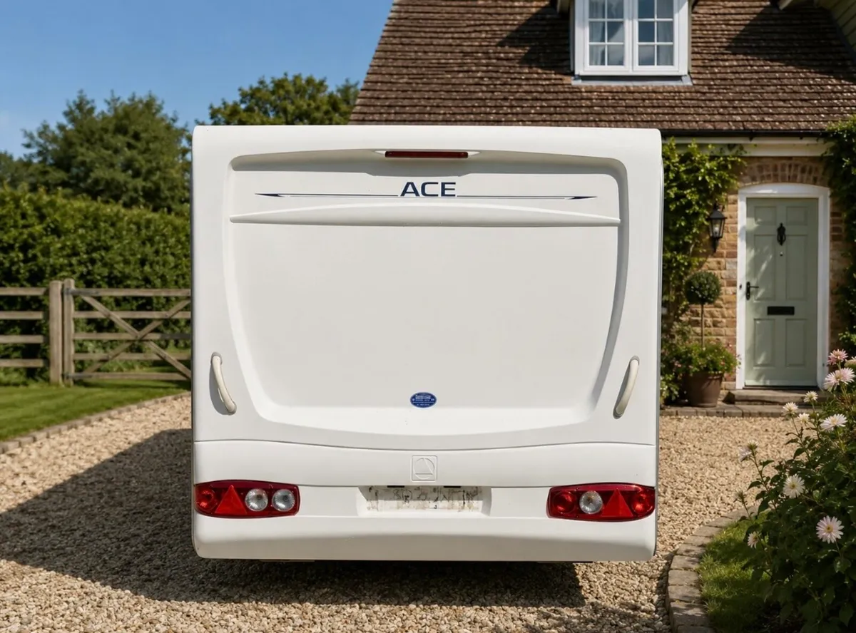 4 Berth caravan for sale - Image 3