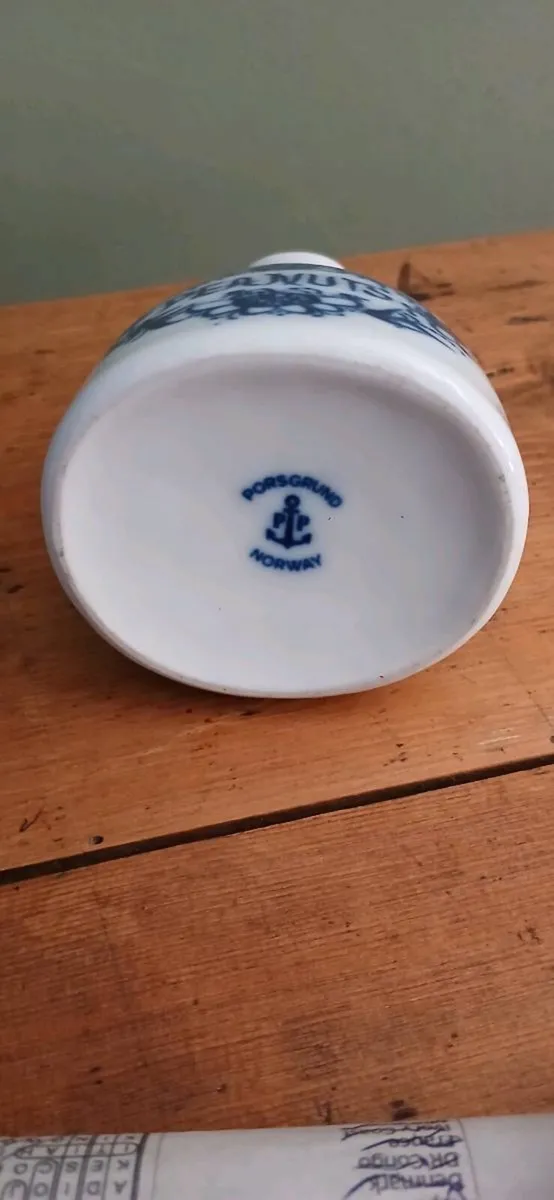 Mid-century Porsgrund Porcelain Peanut Shaker Vase - Image 4