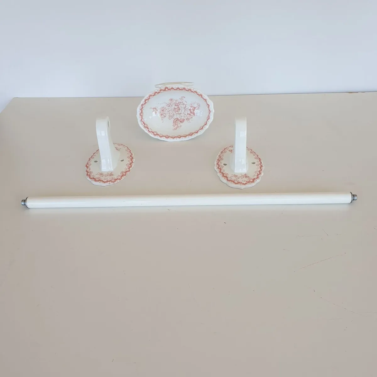Hadida floral soap dish and towel rail bone china - Image 1