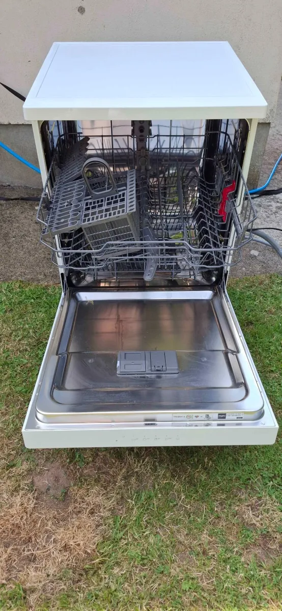 Whirlpool 60cm White Freestanding Dishwasher - Image 1