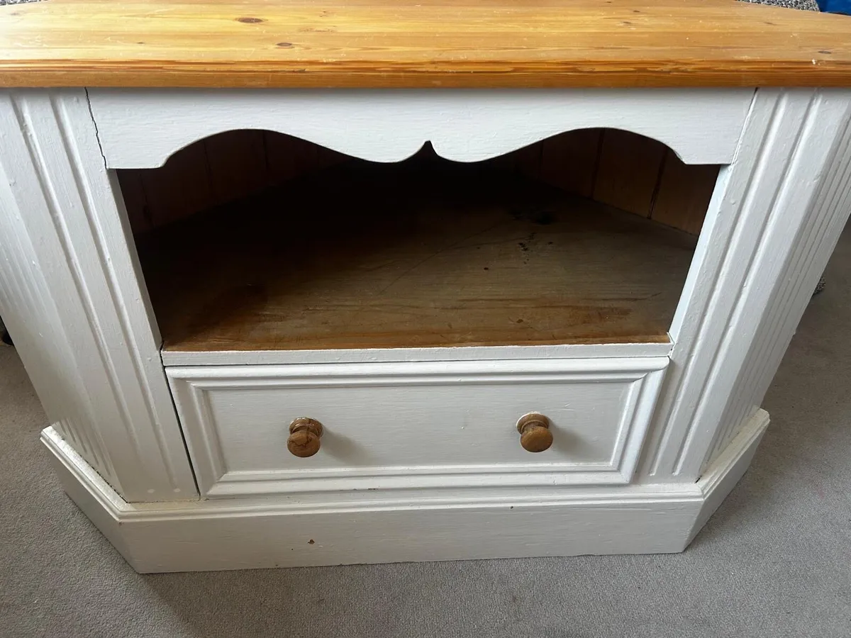 Tv stand corner - Image 1