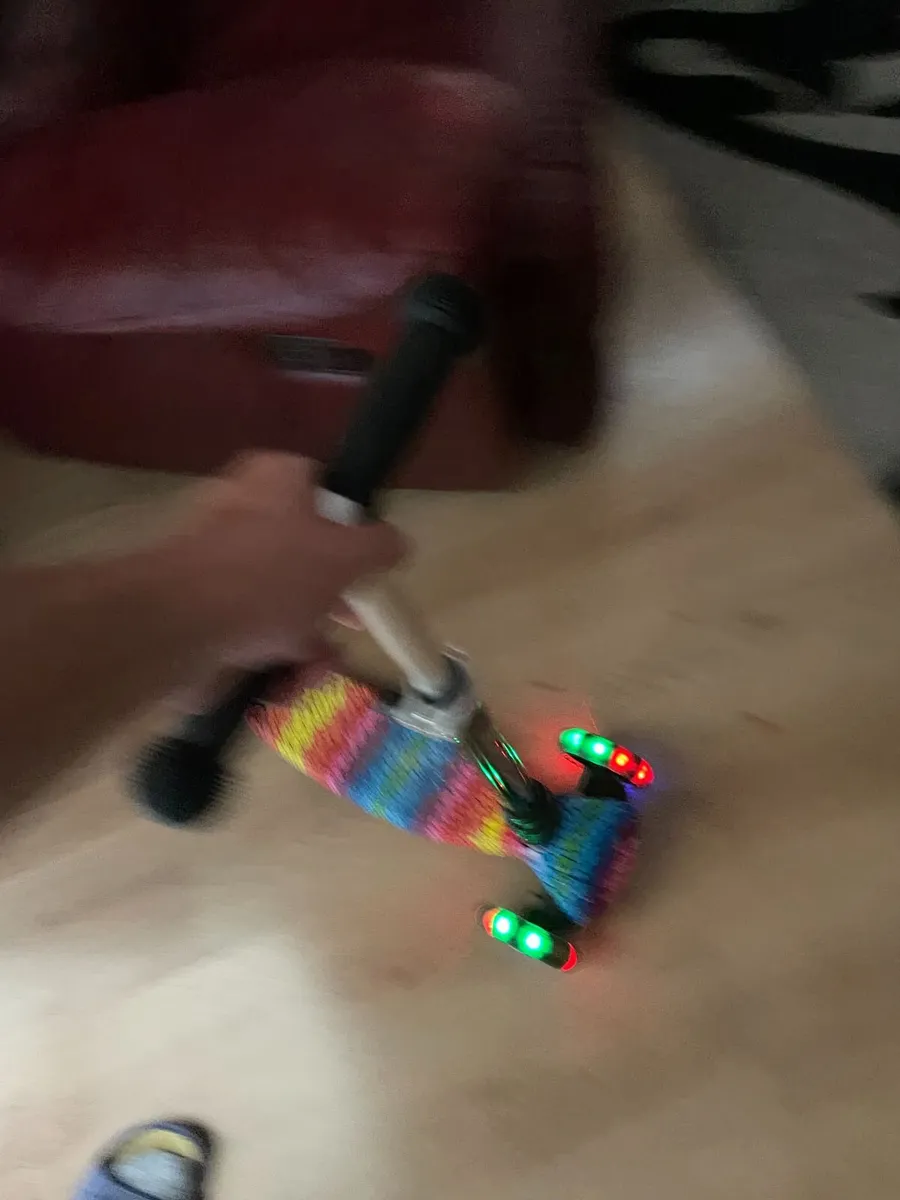 Kids Scooter with wheel lights - Image 3