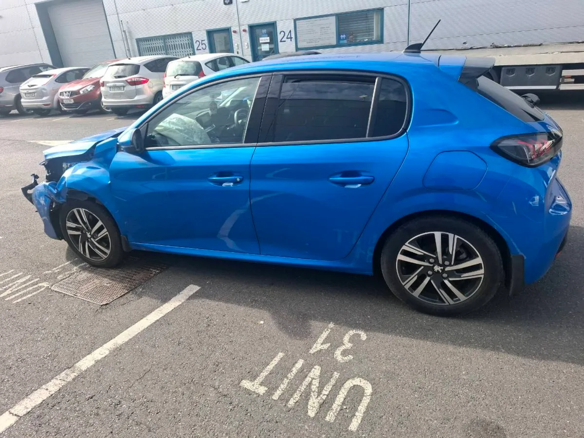 Peugeot 208 petrol - Image 3