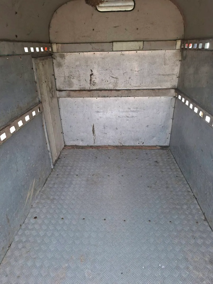 Trailer - Image 2