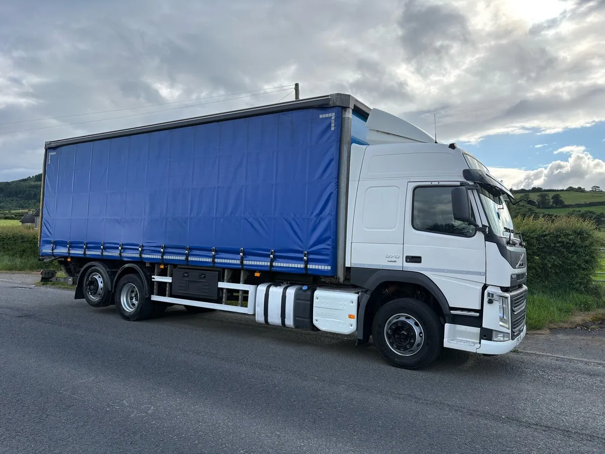 2017 VOLVO FM370 CURTAINSIDER - Image 3