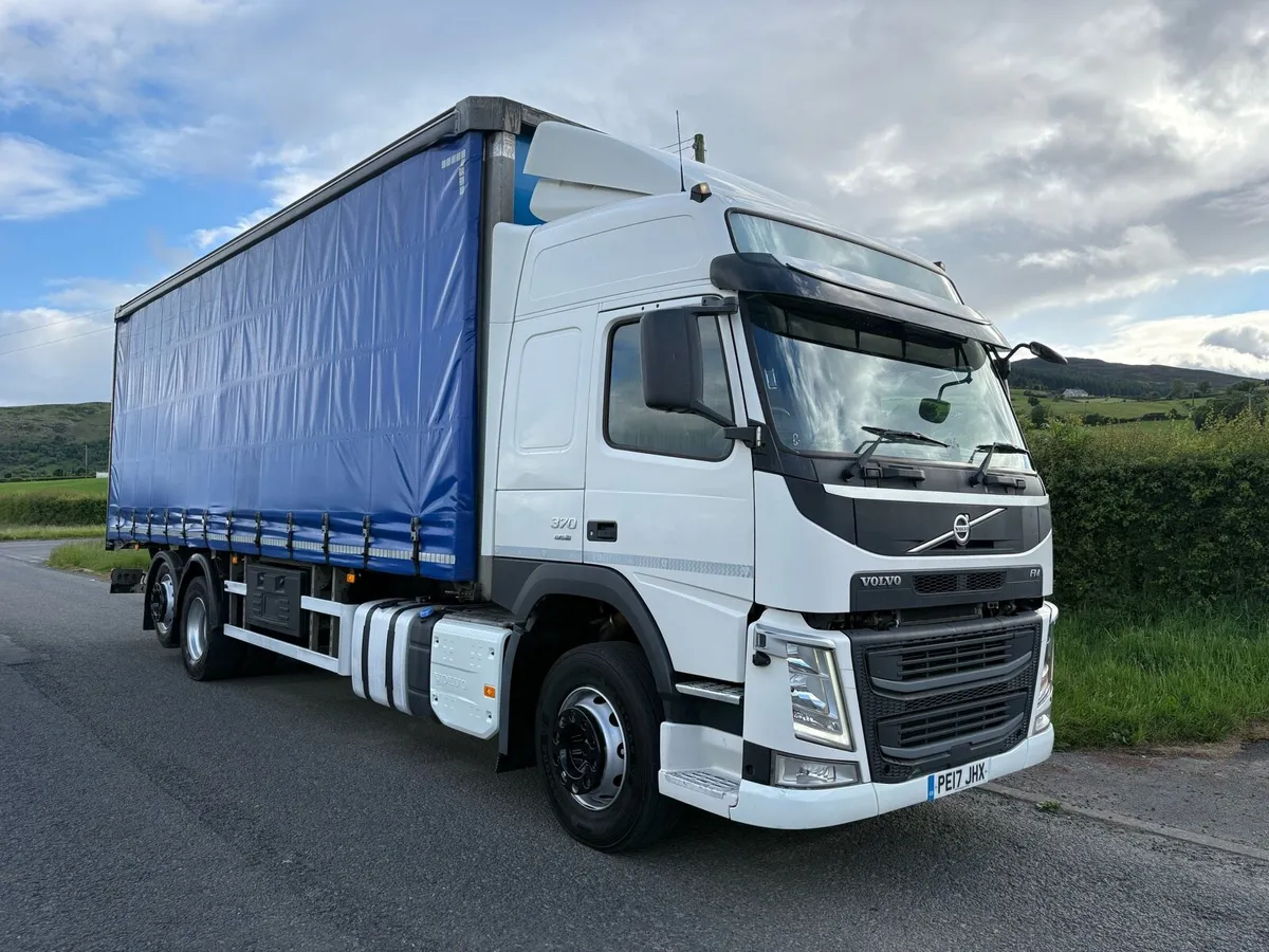 2017 VOLVO FM370 CURTAINSIDER - Image 1
