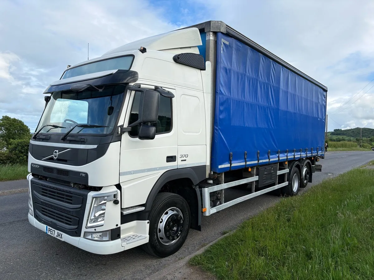 2017 VOLVO FM370 CURTAINSIDER - Image 2