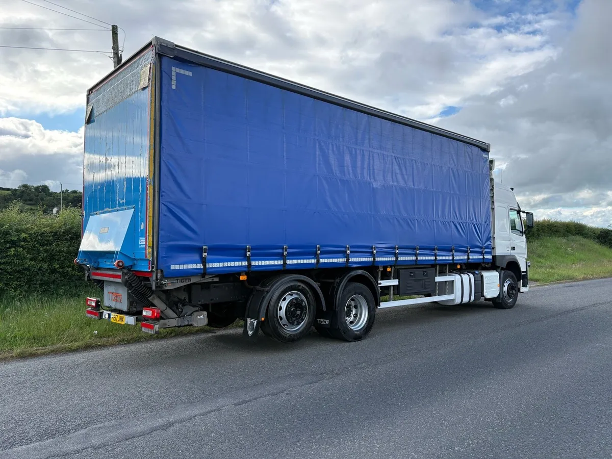 2017 VOLVO FM370 CURTAINSIDER - Image 4