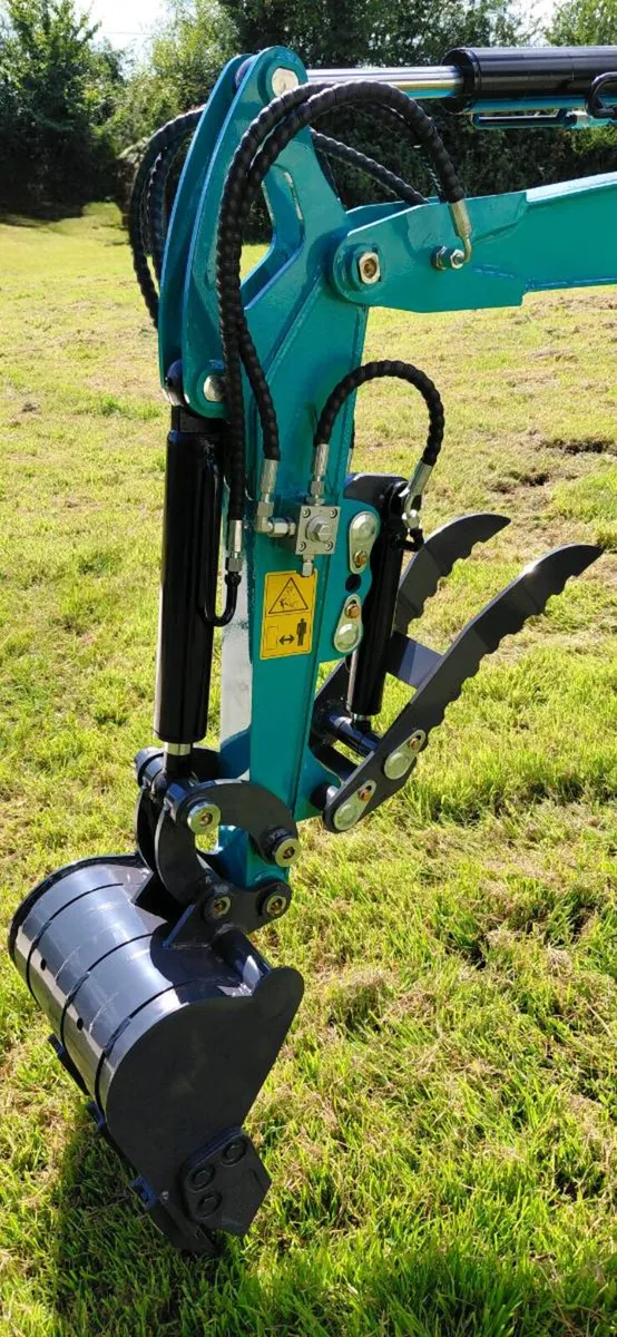 1.6 Ton Mini Digger Brand New. PRICE DROP! - Image 4