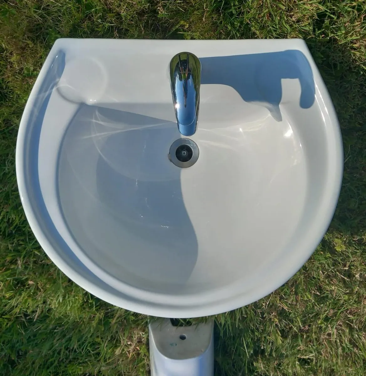 3x pedestal sinks + taps - Image 2