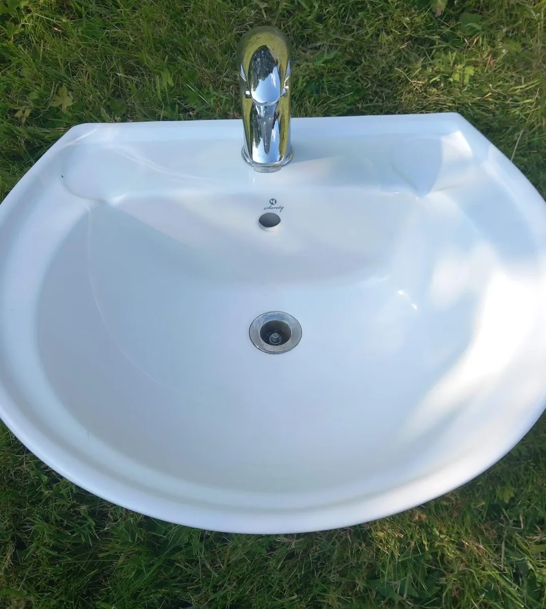 3x pedestal sinks + taps - Image 3