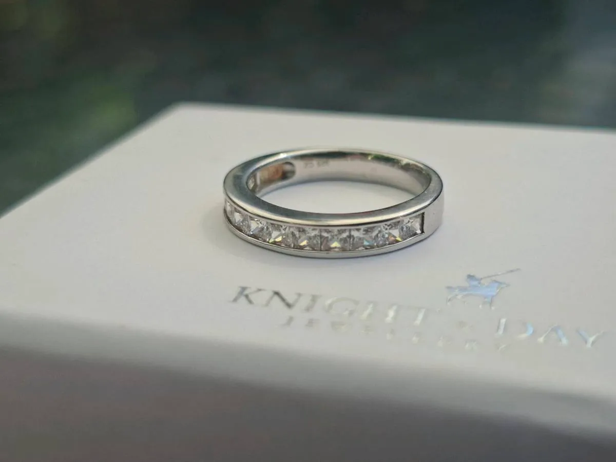 Stunning 925 Sterling Silver Ladies Eternity Ring - Image 1