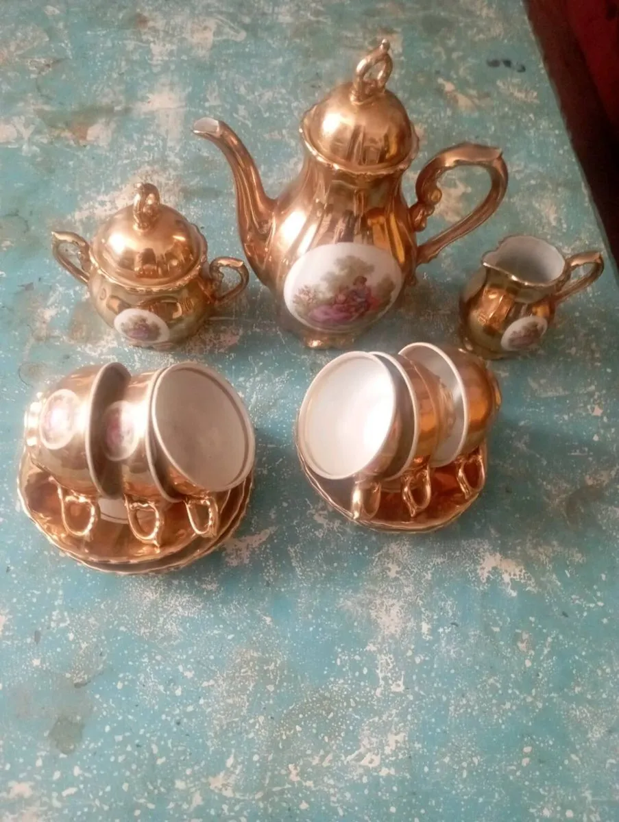 VINTAGE FOREIGN GOLD TES BONDWARE FINE BONE CHINA - Image 1